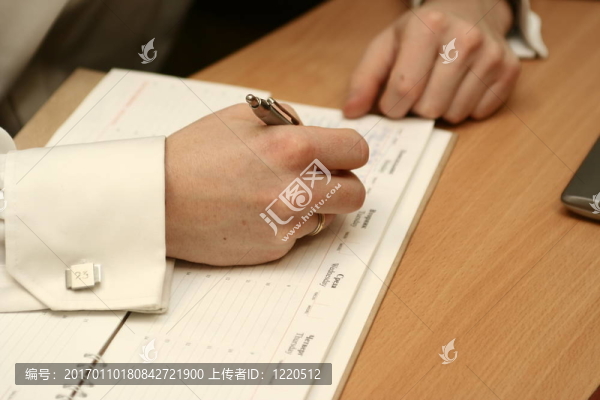 男人的手在寫(xiě)字-匯圖網(wǎng) www.fosd68.com 男人的手在寫(xiě)字