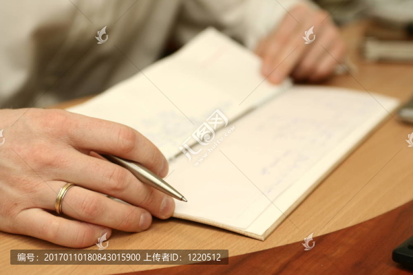 男人的手在寫字