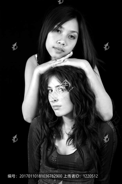 年輕的白人和亞洲婦女