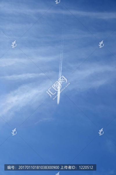 噴氣式飛機(jī)像彗星一樣穿過天空