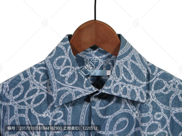 木衣架上的藍(lán)色襯衫