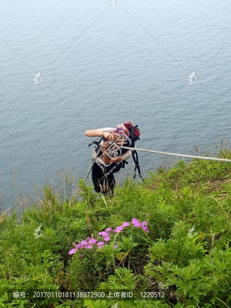 少女在山上射擊