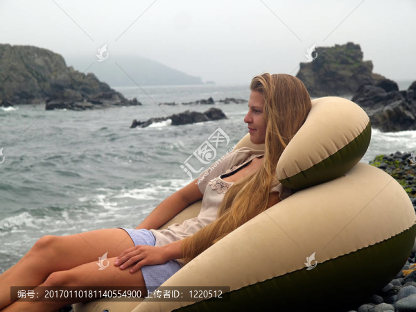 夢(mèng)幻女孩在海灘對(duì)抗風(fēng)暴海洋