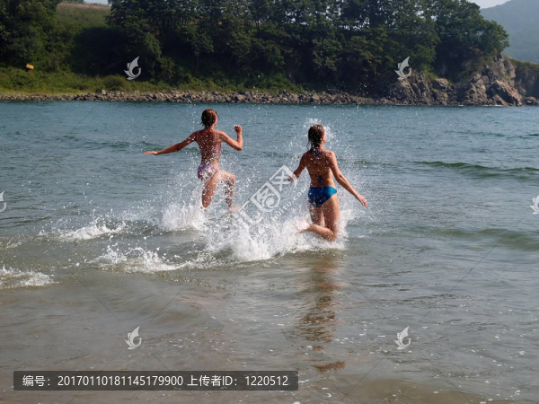 年輕的女孩們跑向大海
