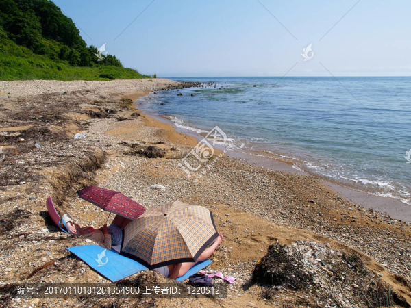 在海灘上的一對(duì)女孩-匯圖網(wǎng) www.fosd68.com 在海灘上的一對(duì)女孩