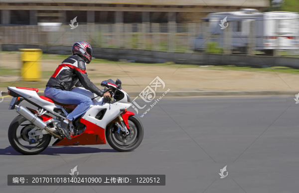 快速騎自行車