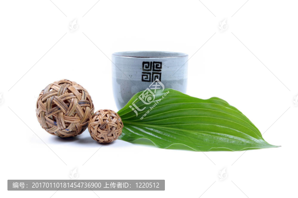陶器杯和綠葉