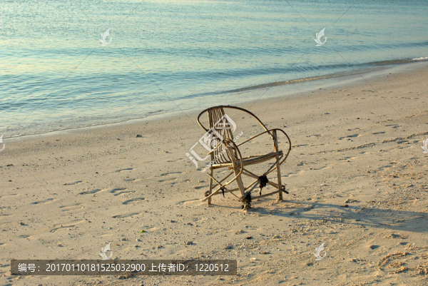 海灘上的空木椅。