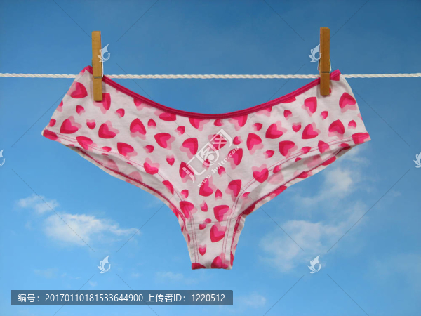 情人節(jié)的衣服在晾衣繩上的內(nèi)褲
