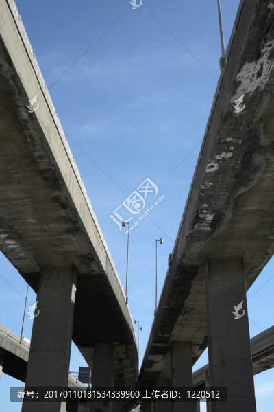 高速公路高架橋下