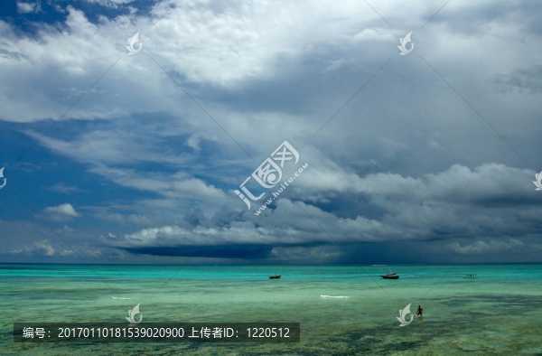 孤獨(dú)的男人和帆船附近的海濱-匯圖網(wǎng) www.fosd68.com 孤獨(dú)的男人和帆船附近的海濱