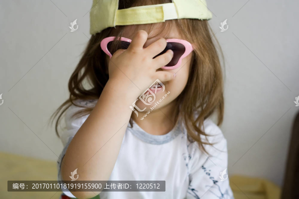 女孩戴著墨鏡