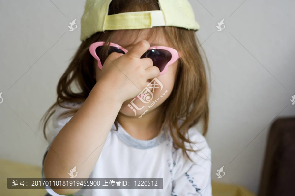 女孩戴著墨鏡