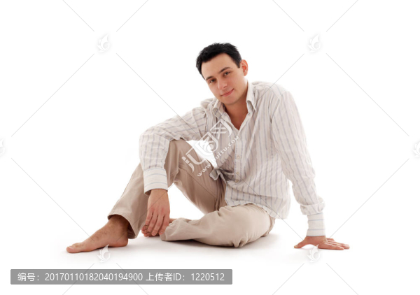 輕松的男人坐在地板上