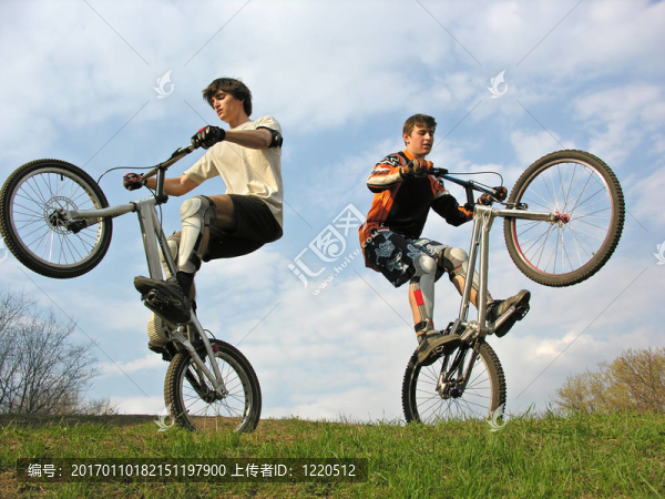 兩個山地自行車在SE