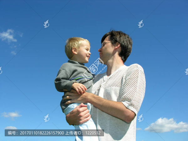 父親與兒子在手上-匯圖網(wǎng) www.fosd68.com 父親與兒子在手上