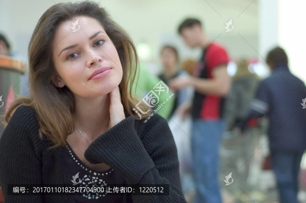 在城市購物中心的偷拍隨意畫像