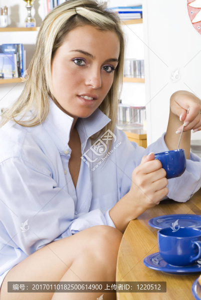 藍色的杯子