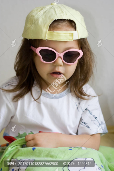 女孩戴著墨鏡-匯圖網(wǎng) www.fosd68.com 女孩戴著墨鏡