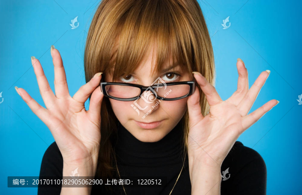 戴眼鏡的年輕女人