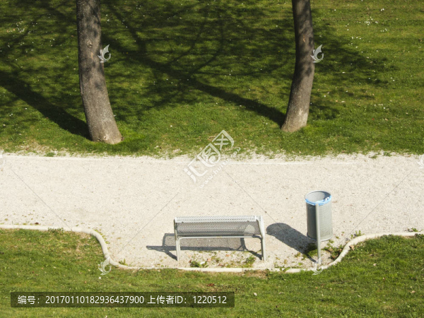 公園的長椅上