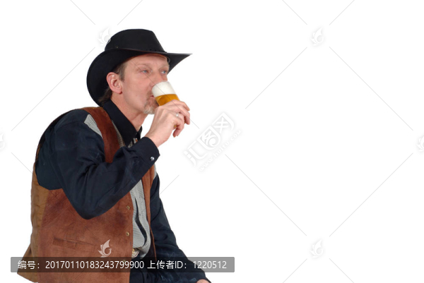 有啤酒的有吸引力的牛仔