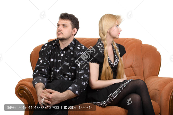 在沙發(fā)上的成年夫婦