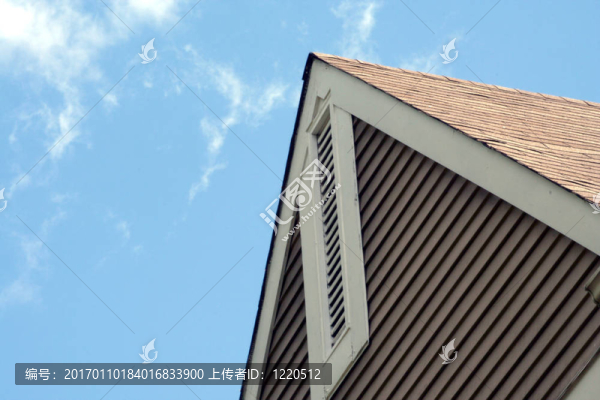 建筑屋頂與天空的高峰
