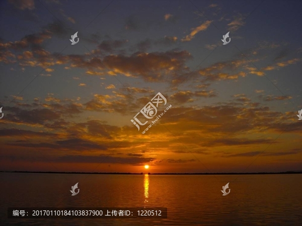 莫洛凱島的日落-匯圖網(wǎng) www.fosd68.com 莫洛凱島的日落