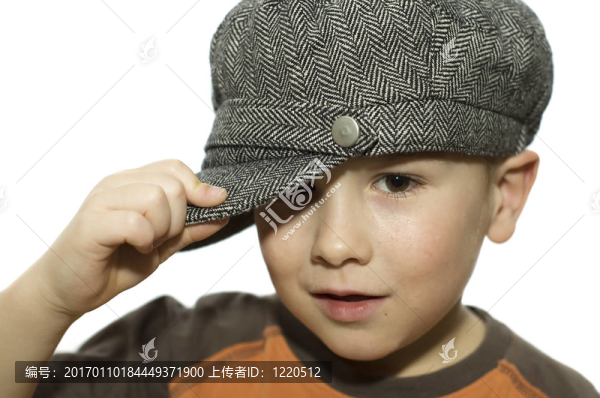 拿著帽子的男孩
