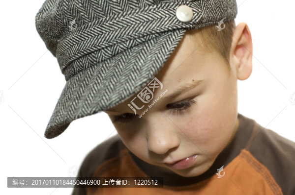 男孩低頭