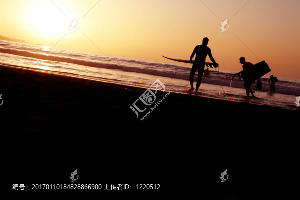 日落的沖浪者
