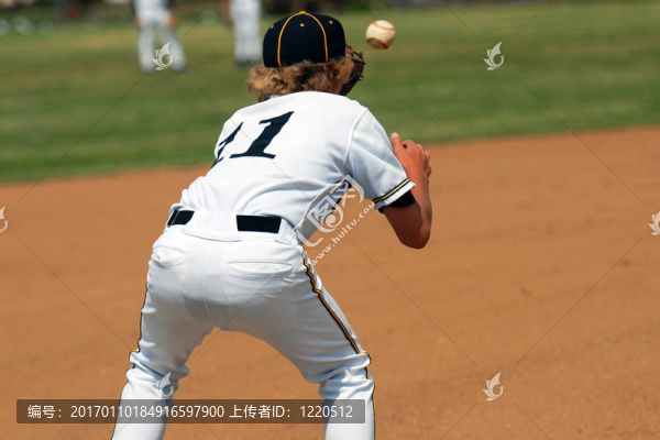 在第一基座上的接住球-匯圖網(wǎng) www.fosd68.com 在第一基座上的接住球