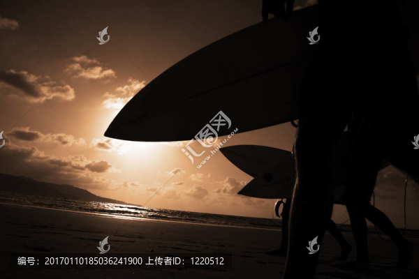 日落的沖浪者