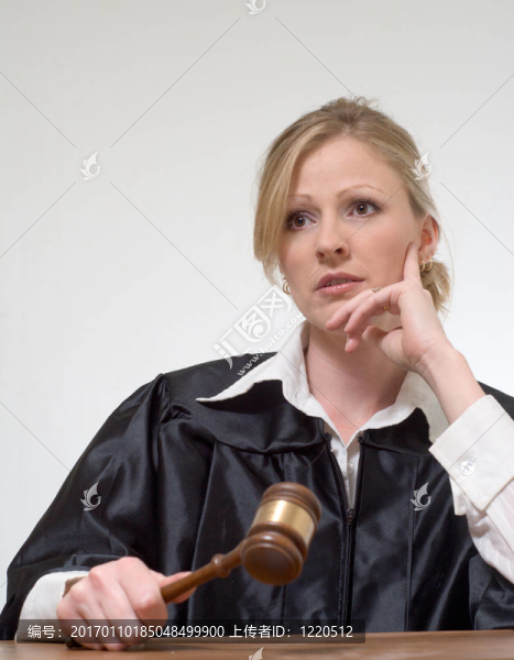 女法官聽