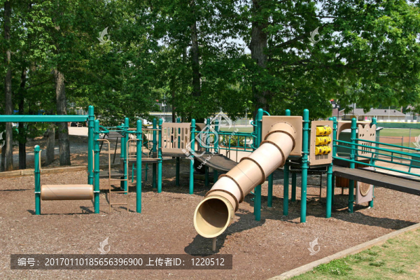 綠色和棕色的操場(chǎng)