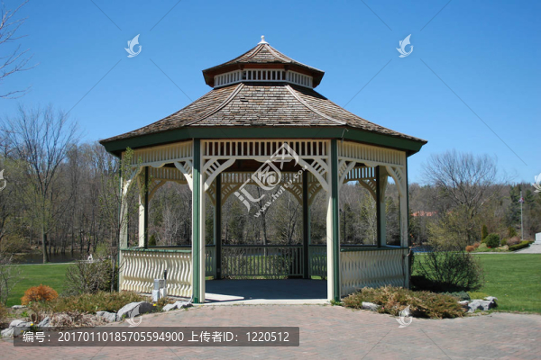 在公園的涼亭