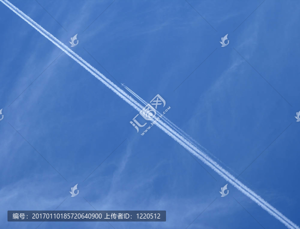 藍(lán)色天空中的噴氣式飛機(jī)