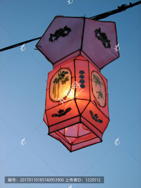 一個粉紅色的中國燈籠的舒適的光