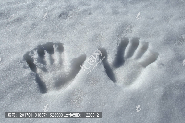 雪中的手印