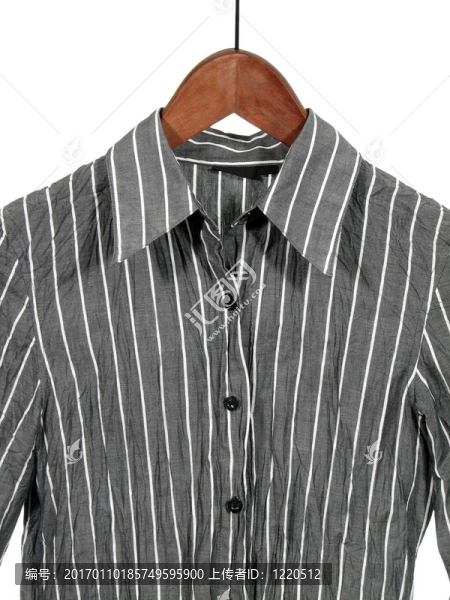 木衣架上的灰色條紋襯衫-匯圖網(wǎng) www.fosd68.com 木衣架上的灰色條紋襯衫