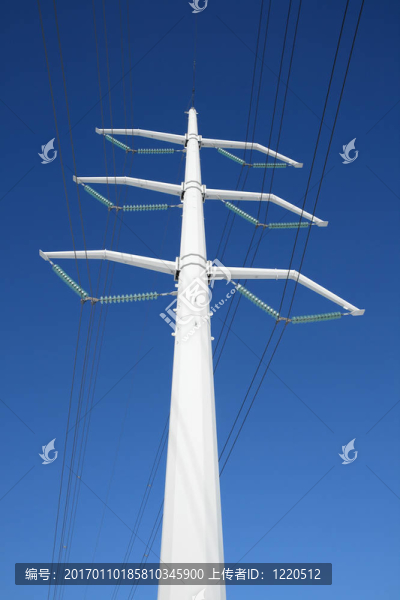白色的電力塔和藍(lán)天