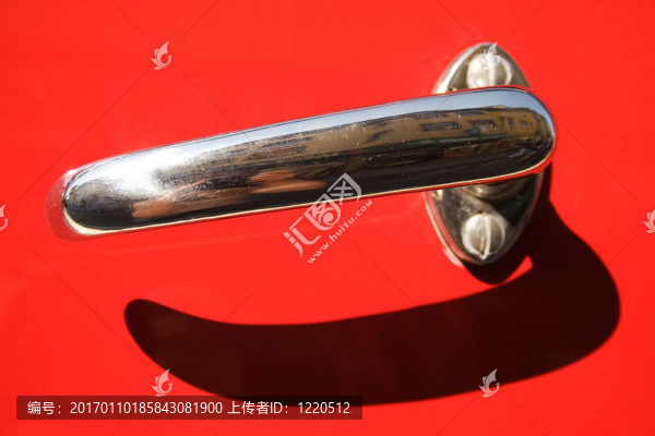 舊公共汽車的門把手。特寫。