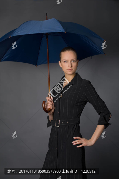 打著雨傘的女人