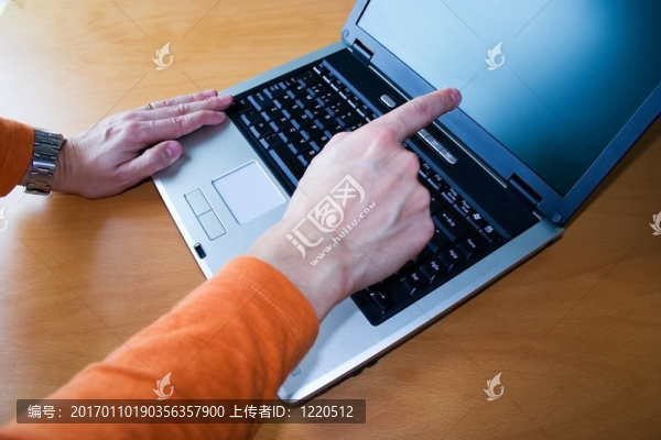 指著筆記本電腦的年輕人