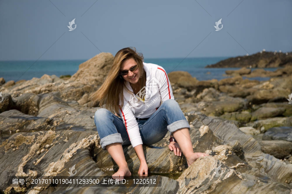 光著腳在海邊