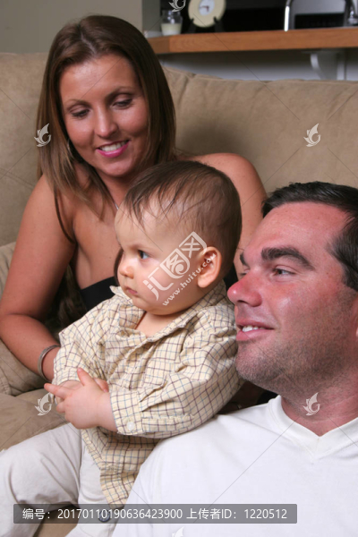 母親；父親和嬰兒