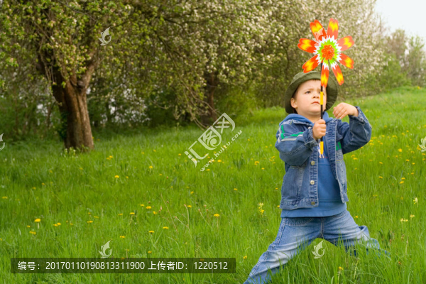 小男孩等著風(fēng)