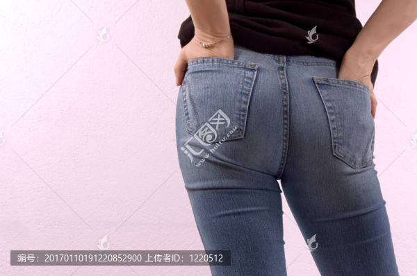 牛仔褲的女孩