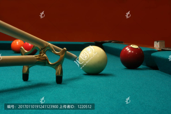 帶有球桿和橋牌的臺(tái)球